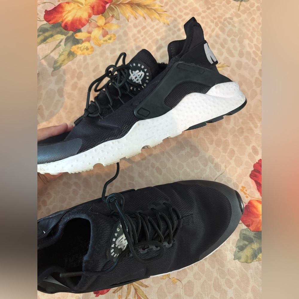 Nike Air Huarache size 9